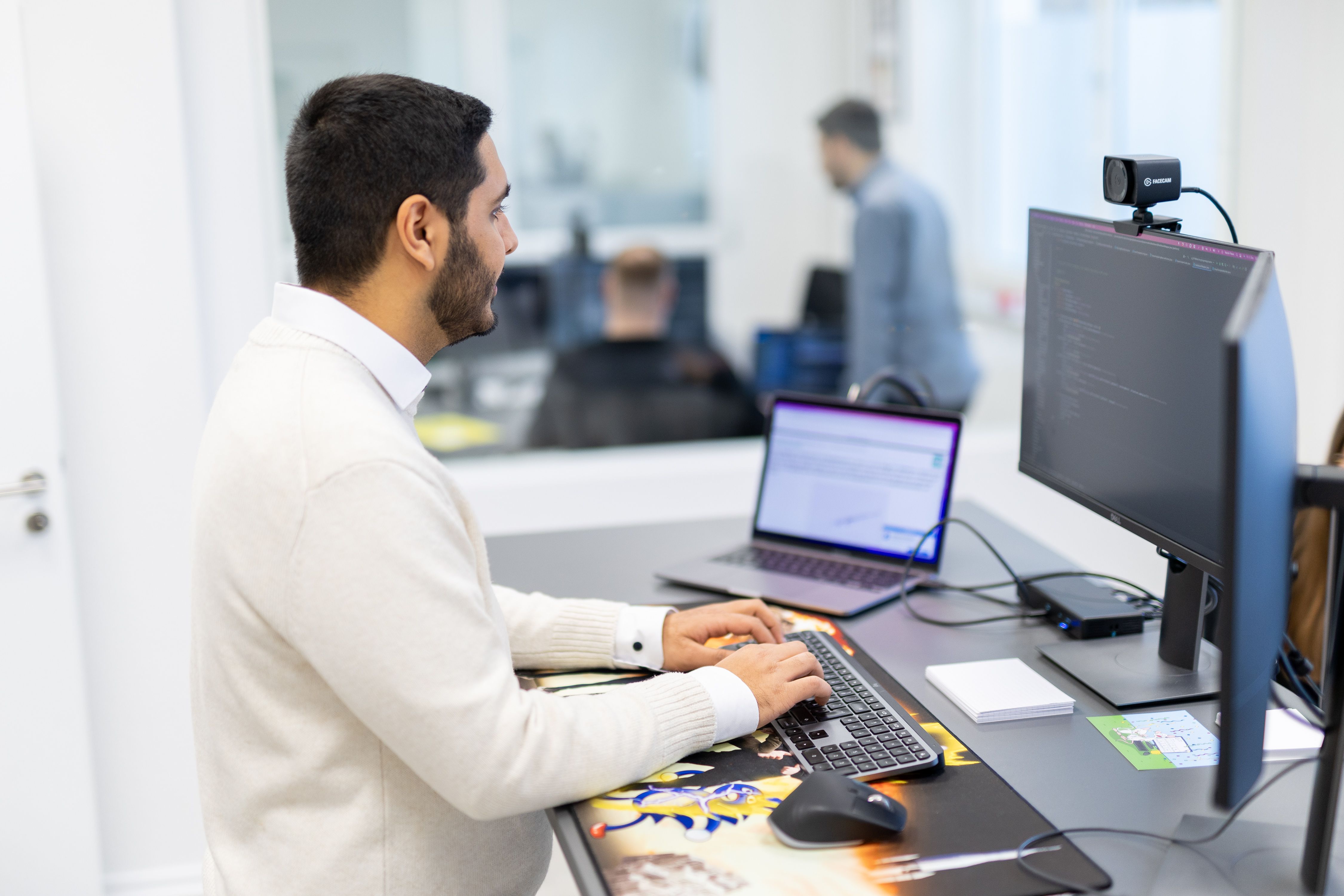 Software-Entwickler an seinem Arbeitsplatz